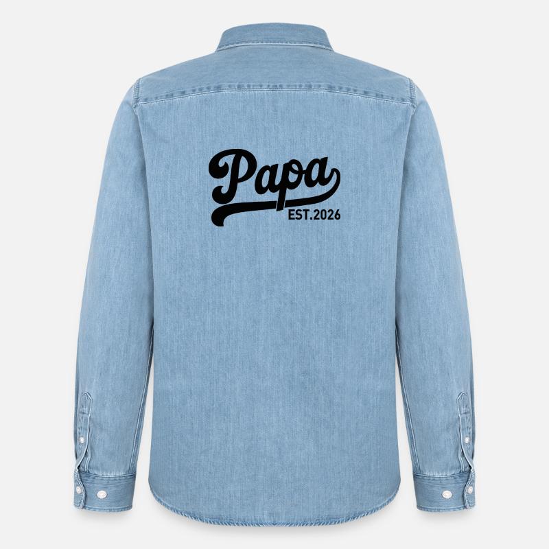 Papa EST 2026 Script Logo - Männer Jeanshemd Organic von Stanley/Stella - verwaschenes Hellblau