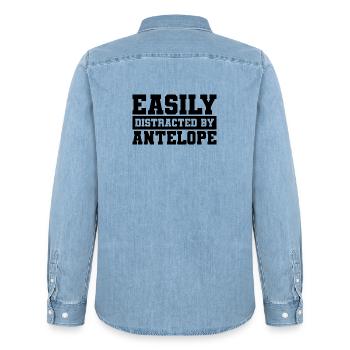 Humour des adages antilopes - Chemise en denim homme bio Stanley/Stella - bleu clair délavé - Dos - AI Model Male 185 light (185cm)