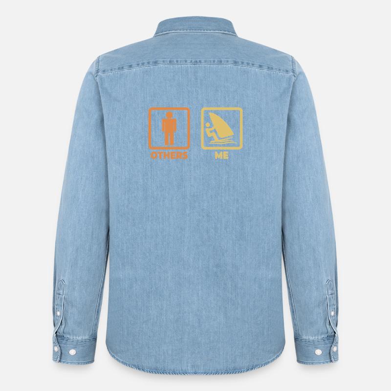 Divertente figura stilizzata da windsurfista - Camicia in denim uomo bio di Stanley/Stella - azzurro chiaro slavato