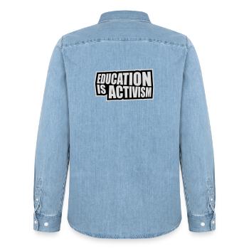L’éducation est activisme Bildung Aktivismus Déclaration - Chemise en denim homme bio Stanley/Stella - bleu clair délavé - Dos - AI Model Male 185 light (185cm)