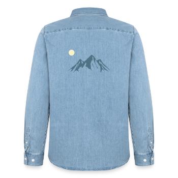 Bergsilhouette Sonnenaufgang - Männer Jeanshemd Organic von Stanley/Stella - verwaschenes Hellblau - Hinten - AI Model Male 185 light (185cm)