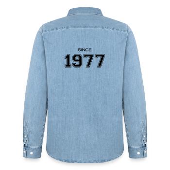 Depuis 1977 année de naissance ou d'évènement - Chemise en denim homme bio Stanley/Stella - bleu clair délavé - Dos - AI Model Male 185 light (185cm)