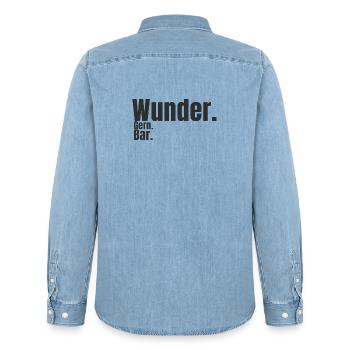 Wunder. Gern. Bar. – Humorvolles Typografie Design - Männer Jeanshemd Organic von Stanley/Stella - verwaschenes Hellblau - Hinten - AI Model Male 185 light (185cm)