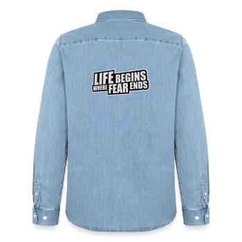 Life Begins Where Fear Ends Motivierend Zitat Logo - Männer Jeanshemd Organic von Stanley/Stella - verwaschenes Hellblau - Hinten - AI Model Male 185 light (185cm)