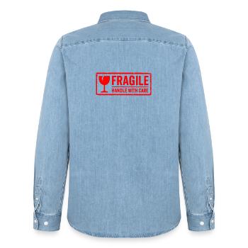 Fragile Handle with Care Versandmarkenvektor - Männer Jeanshemd Organic von Stanley/Stella - verwaschenes Hellblau - Hinten - AI Model Male 185 light (185cm)