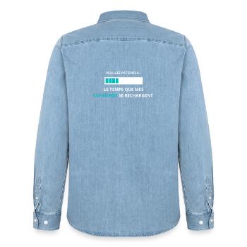 Veuillez patienter mes conneries se rechargent - Chemise en denim homme bio Stanley/Stella - bleu clair délavé - Dos - AI Model Male 185 light (185cm)