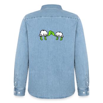 2 tortues se câlinant, un doux couple qui s'embrasse, une équipe amoureuse - Chemise en denim homme bio Stanley/Stella - bleu clair délavé - Dos - AI Model Male 185 light (185cm)