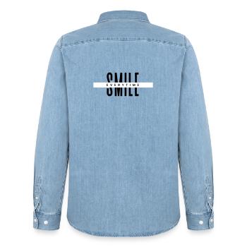 Jedes Mal lächeln – Minimale positive Typografie - Männer Jeanshemd Organic von Stanley/Stella - verwaschenes Hellblau - Hinten - AI Model Male 185 light (185cm)