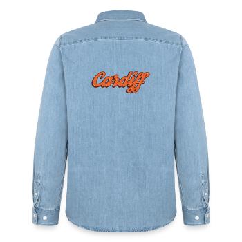 Cardiff Script Orange - Männer Jeanshemd Organic von Stanley/Stella - verwaschenes Hellblau - Hinten - AI Model Male 185 light (185cm)