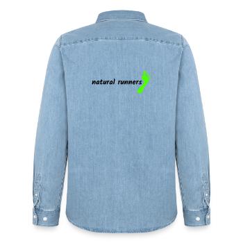 barfuß natural runners 2023 1-zeilig landscape - Männer Jeanshemd Organic von Stanley/Stella - verwaschenes Hellblau - Hinten - AI Model Male 185 light (185cm)