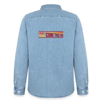 Je ne suis pas venu jusqu’ici pour seulement venir jusqu’ici Devise - Chemise en denim homme bio Stanley/Stella - bleu clair délavé - Dos - AI Model Male 185 light (185cm)
