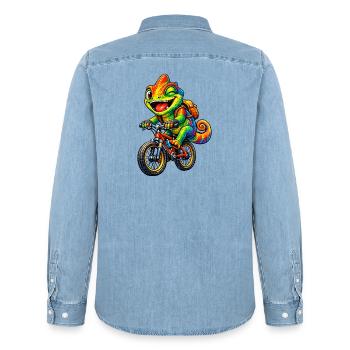 Chamäleon auf dem Fahrrad - Männer Jeanshemd Organic von Stanley/Stella - verwaschenes Hellblau - Hinten - AI Model Male 185 light (185cm)
