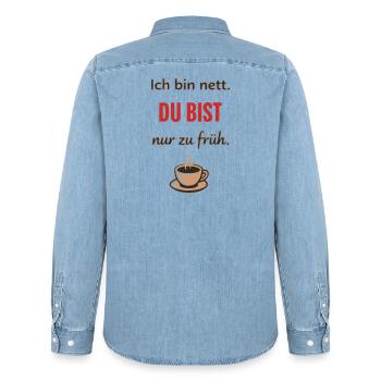 Ich bin nett, du bist nur zu früh – Lustiger Kaffe - Männer Jeanshemd Organic von Stanley/Stella - verwaschenes Hellblau - Hinten - AI Model Male 185 light (185cm)