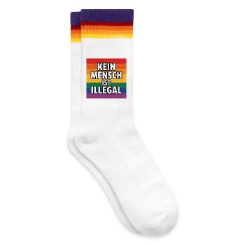 Kein Mensch ist Illegal - Gegen Rechts - Gestreifte Tennissocken - weiß/regenbogen - Rechts