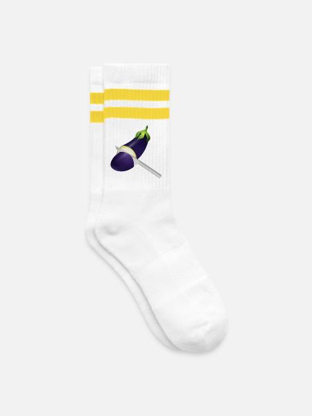 Leuchtende Aubergine mit Küchenmesser - Gestreifte Tennissocken - Weiß/Gelb