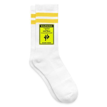 Warnung! Dieses Mädchen macht Krav Maga - Gestreifte Tennissocken - Weiß/Gelb - Rechts