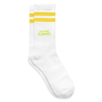 Nicht alles geht schief: Es eskaliert - Gestreifte Tennissocken - Weiß/Gelb - Rechts