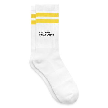Immer noch hier. Ich bin immer noch neugierig. - Gestreifte Tennissocken - Weiß/Gelb - Rechts