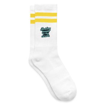 Avoiding people is my cardio. – Introvert Tattoo S - Gestreifte Tennissocken - Weiß/Gelb - Rechts