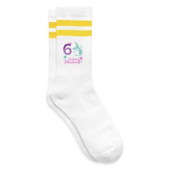 Birthday Mermaid – 6 Jahre Design - Gestreifte Tennissocken - Weiß/Gelb - Rechts
