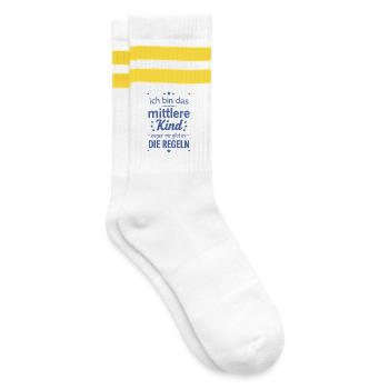 Lustiger Spruch mittleres Kind Familientreiben - Gestreifte Tennissocken - Weiß/Gelb - Rechts