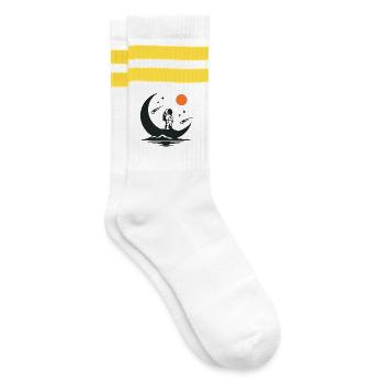 Minimalistischer Astronaut auf der Mondsichel - Gestreifte Tennissocken - Weiß/Gelb - Rechts