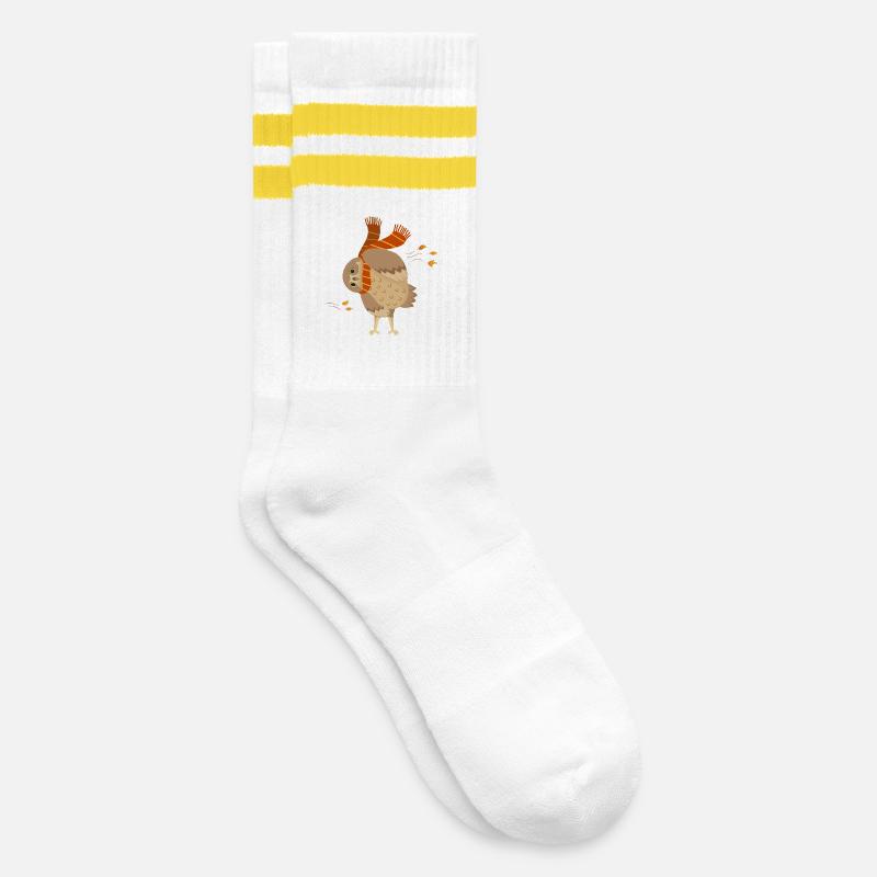 Süße Cartoon-Eule trägt Schal mit fallenden Blättern - Gestreifte Tennissocken - Weiß/Gelb