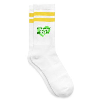 Es ist okay, nicht okay zu sein. Psychische Gesundheit ist wichtig. - Gestreifte Tennissocken - Weiß/Gelb - Rechts