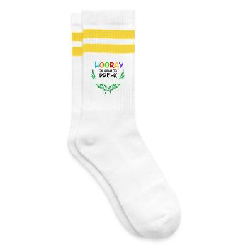 Hurra, ich gehe in Pre-K - Namensraum - Gestreifte Tennissocken - Weiß/Gelb - Rechts