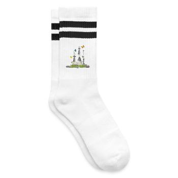 drei Steintürme auf einer Wiese mit Insekten - Gestreifte Tennissocken - Weiß/Schwarz - Rechts