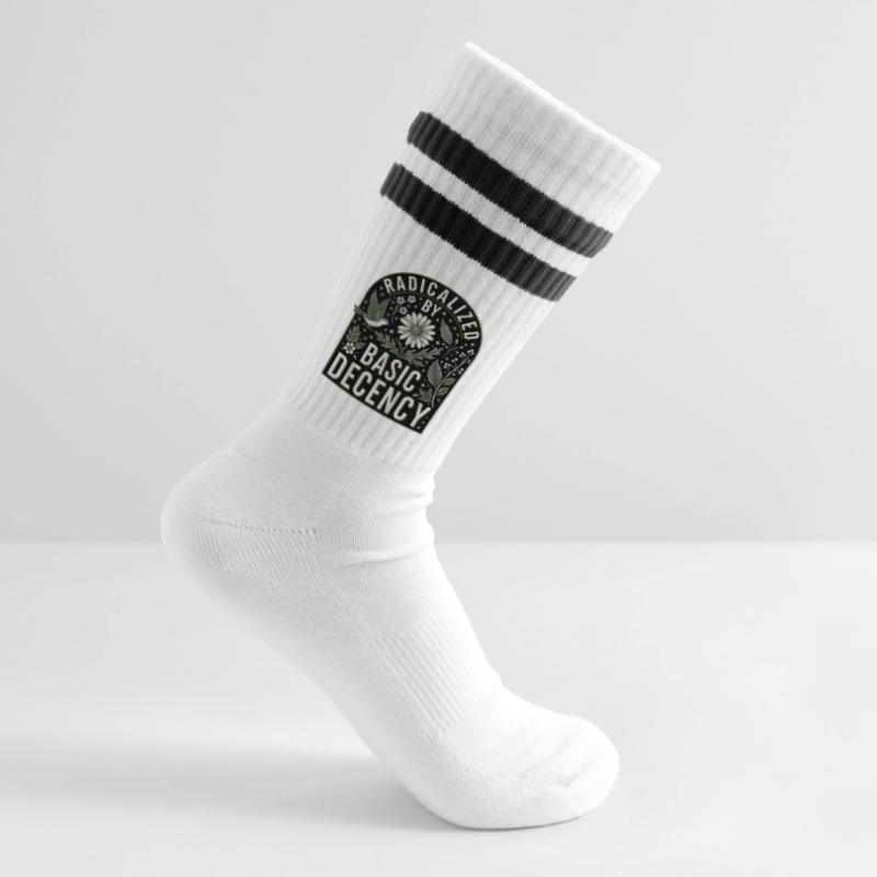 Radicalized by Basic Decency Statement Shirt Gestreifte Tennissocken