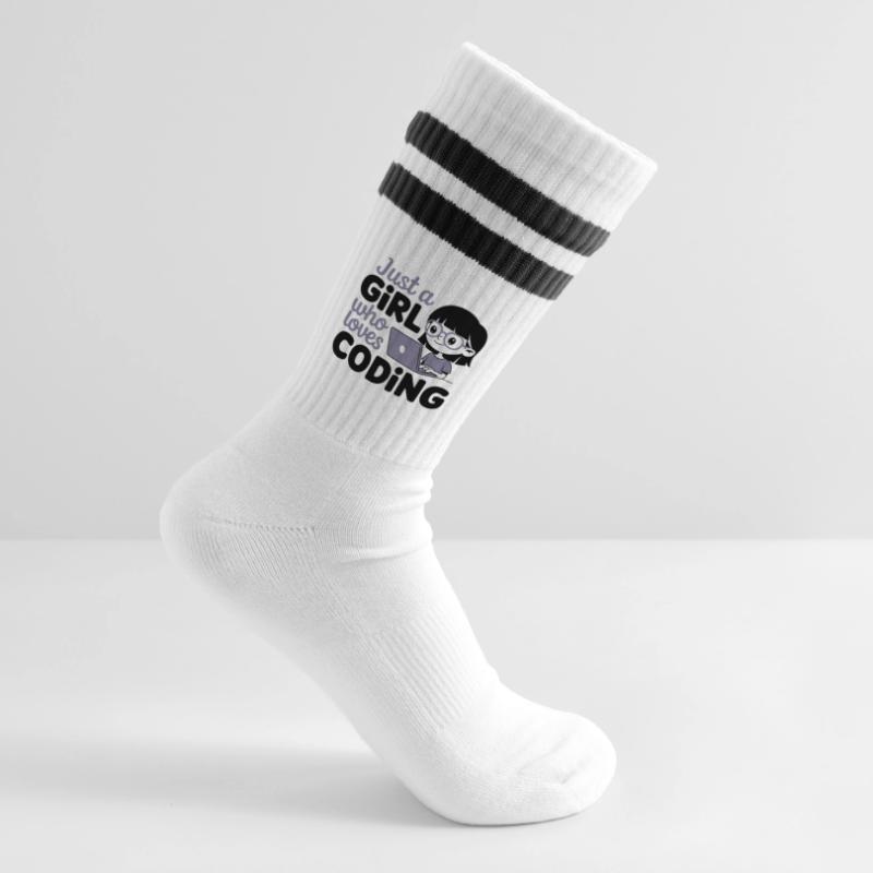 Nur ein Mädchen, das das Programmieren liebt Gestreifte Tennissocken