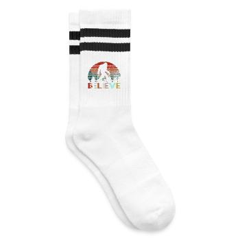 Glauben Sie an Bigfoot Vintage Retro Sasquatch Geschenk - Gestreifte Tennissocken - Weiß/Schwarz - Rechts