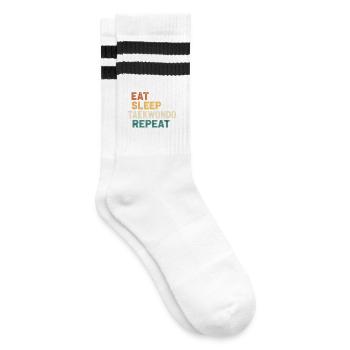 Eat Sleep Taekwondo Repeat - Retro Kampfsport  - Gestreifte Tennissocken - Weiß/Schwarz - Rechts