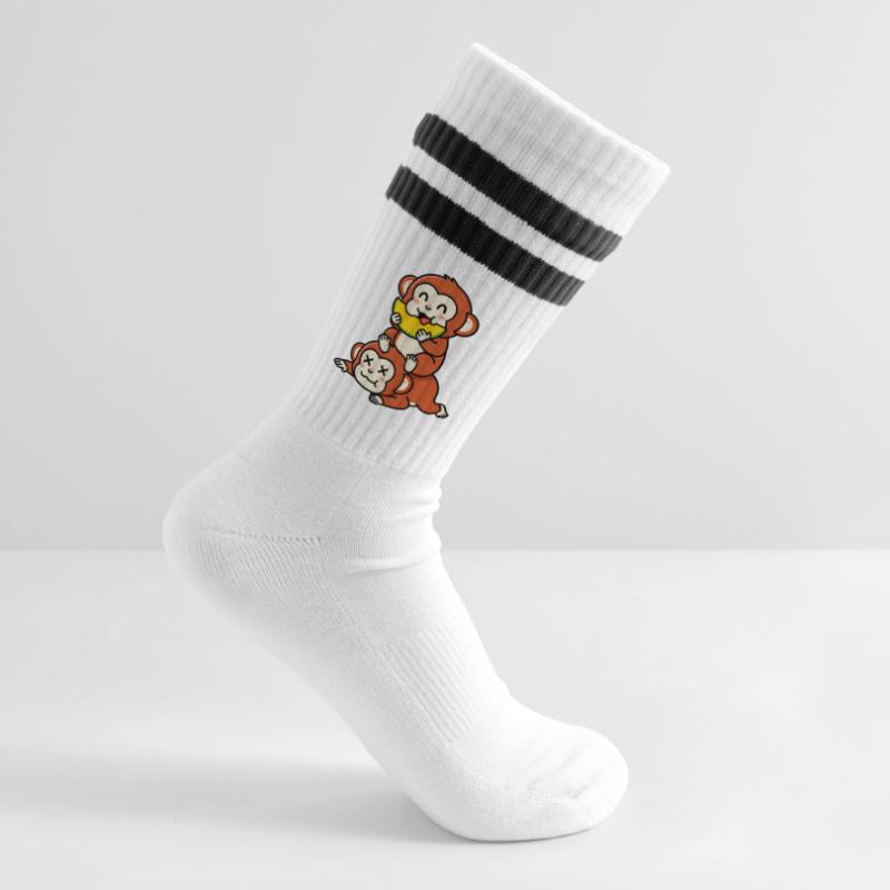 Singe espiègle mangeant de la pastèque sur un ami Chaussettes de tennis