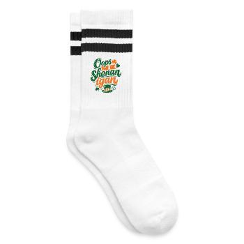 Oops I Shenanigan | St Patrick's Day Wortspiel - Gestreifte Tennissocken - Weiß/Schwarz - Rechts