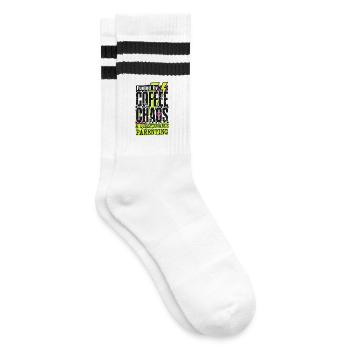 Coffee Chaos Mom Shirt – lustiges Eltern-T-Shirt - Gestreifte Tennissocken - Weiß/Schwarz - Rechts