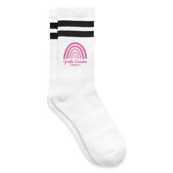 Große Cousine 2027 Boho Regenbogen rosa - Gestreifte Tennissocken - Weiß/Schwarz - Rechts
