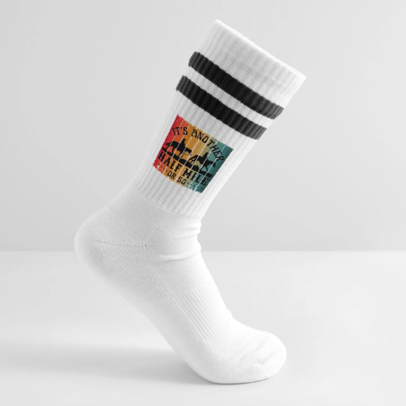 ES IST NOCH EINE HALBE MEILE ODER SO Gestreifte Tennissocken