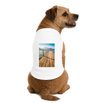 Jetée en bois au lac de la montagne au soleil - T-shirt bio premium pour chien - blanc - Dos
