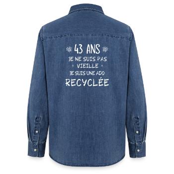 ado recyclée, anniversaire 43 ans, j'ai 43 ans - Chemise en denim femme bio Stanley/Stella - bleu moyen délavé  - Dos - AI Model Female 172 light (172cm)