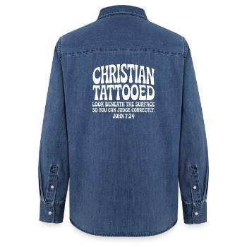 Un look tatoué chrétien sous la surface - Chemise en denim femme bio Stanley/Stella - bleu moyen délavé  - Dos - AI Model Female 172 light (172cm)