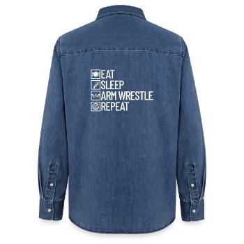 Manger, dormir, faire du bras de fer, répéter, bras de fer - Chemise en denim femme bio Stanley/Stella - bleu moyen délavé  - Dos - AI Model Female 172 light (172cm)