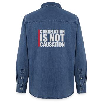 Correlation Is Not Causation Nerd Wissenschaft - Frauen Jeanshemd Organic von Stanley/Stella - verwaschenes Mittelblau  - Hinten - AI Model Female 172 light (172cm)