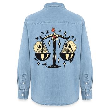 Balance avec crânes - Chemise en denim femme bio Stanley/Stella - bleu clair délavé - Dos - AI Model Female 172 light (172cm)