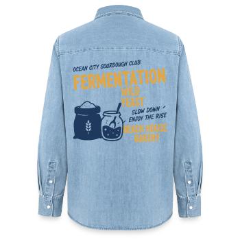 Pot de levain pâtissier Baker Pain Levain - Chemise en denim femme bio Stanley/Stella - bleu clair délavé - Dos - AI Model Female 172 light (172cm)