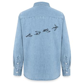 Der Flug des schwarzen Vogels - Frauen Jeanshemd Organic von Stanley/Stella - verwaschenes Hellblau - Hinten - AI Model Female 172 light (172cm)