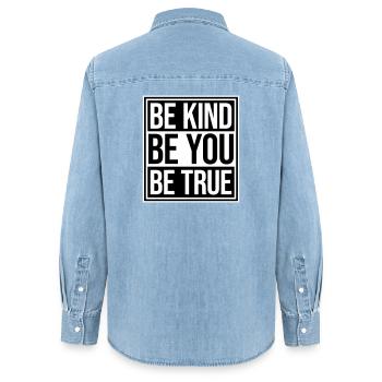 Sois gentil, sois sincère, sois toi-même, un amour de soi inspirant - Chemise en denim femme bio Stanley/Stella - bleu clair délavé - Dos - AI Model Female 172 light (172cm)