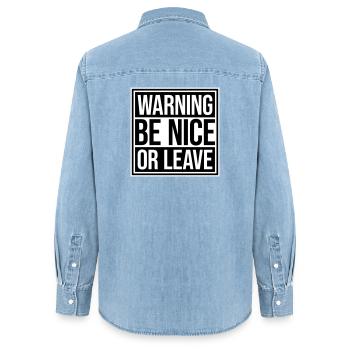Attitude de « Sois gentil ou laisse » drôle de phrase - Chemise en denim femme bio Stanley/Stella - bleu clair délavé - Dos - AI Model Female 172 light (172cm)
