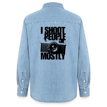 Je photographie surtout des gens, l’humour de l’appareil photo de photographe - Chemise en denim femme bio Stanley/Stella - bleu clair délavé - Dos - AI Model Female 172 light (172cm)